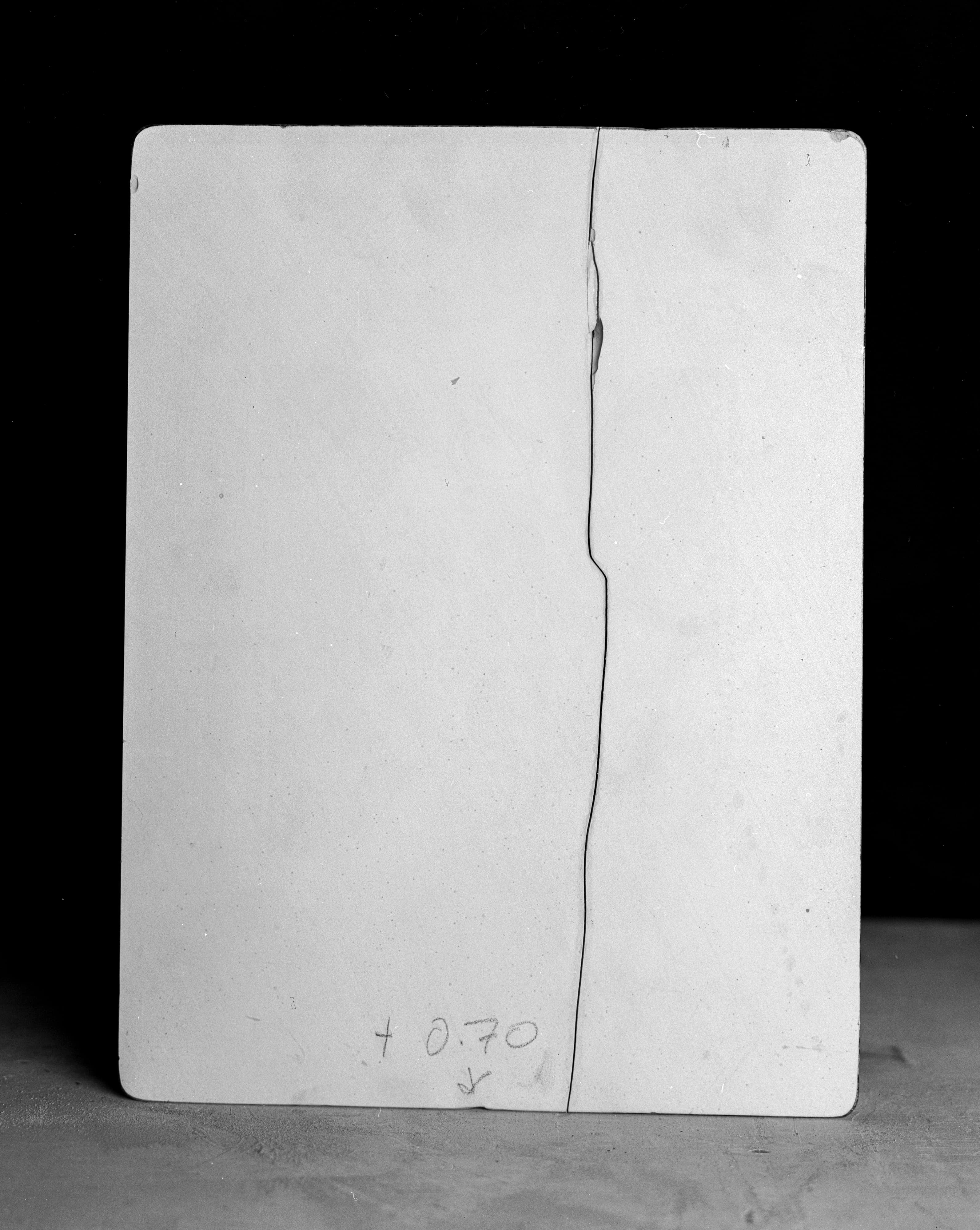 Cracked lithography stone marked with numerical annotation, part of Plattenkalk series.